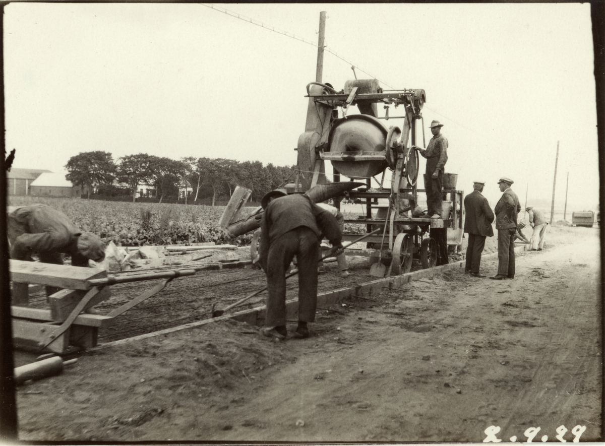 Anläggning av betongväg. Blandningsmaskin vid Kungstorp. Idag Länsväg 585 Skåne län.
