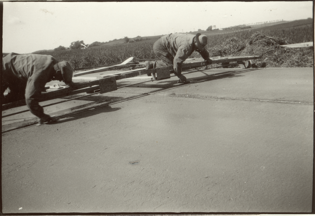 Cementbetong. Betonggjutning och utjämningsarbete. Idag Länsväg 833 Skånes län.