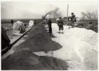 Betongbeläggningsarbeten på vägen Getinge-Lund. Idag Länsväg 946 Skåne län.