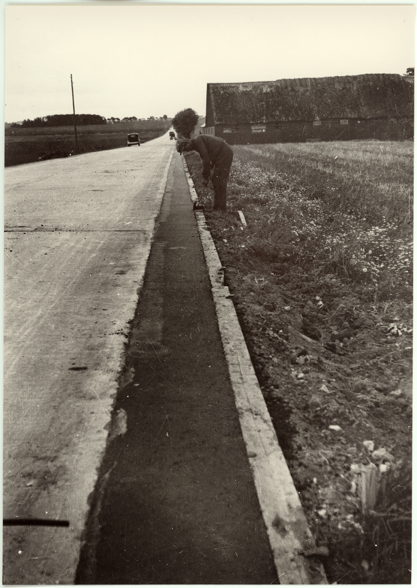 Betongbeläggningsarbeten på vägen Getinge-Lund. Idag Länsväg 946 Skåne län.