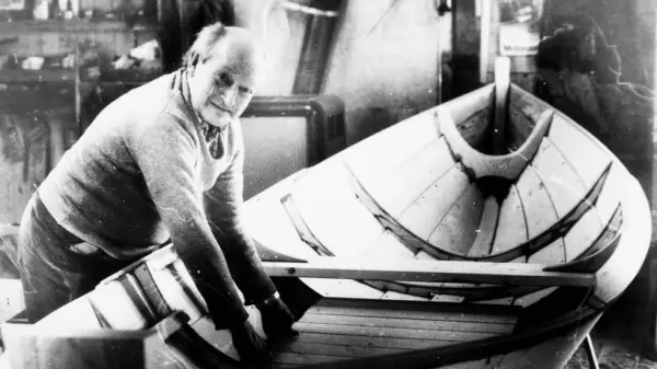 Elvelangs med båt og båtbyggeren Alfred