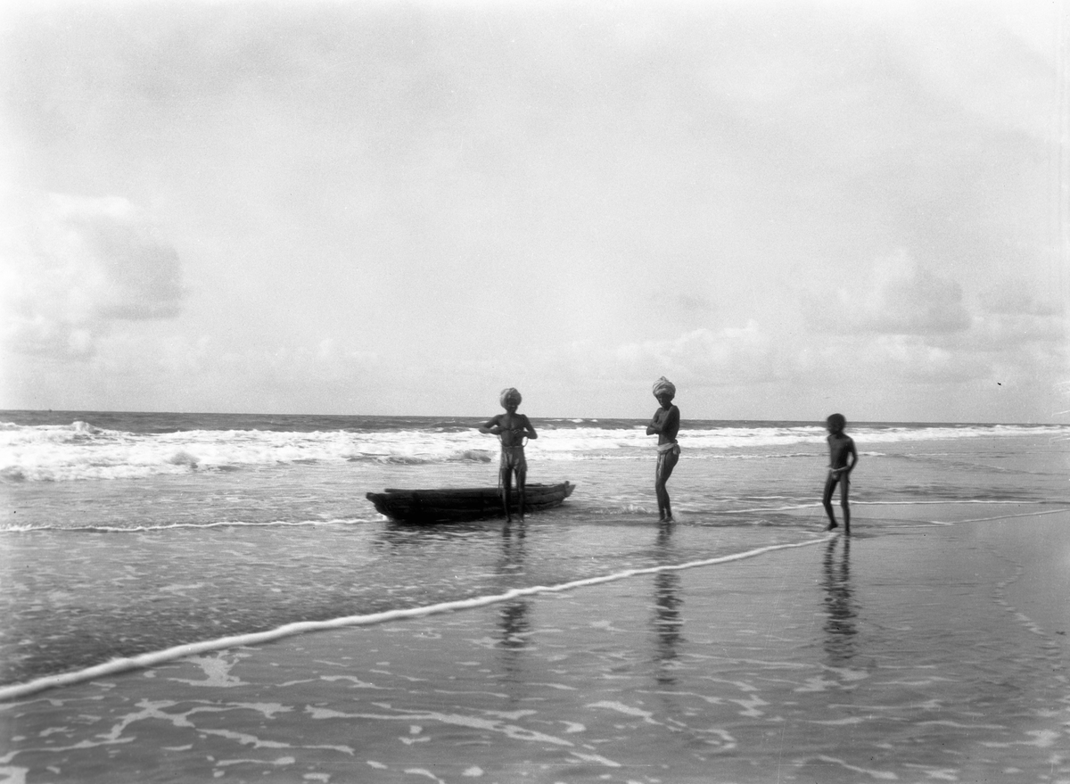 Barn på en strand. Fotografi tatt i forbindelse med Elisabeth Meyers reise til India 1932-33.