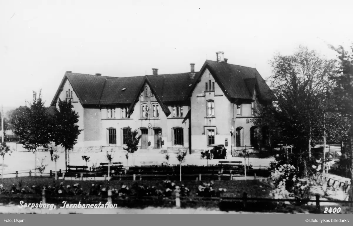 Sarpsborg jernbanestasjon, postkort.
Bilen kan muligens være en Hupmobile årgang etter 1915 til første del av 1920 tallet.