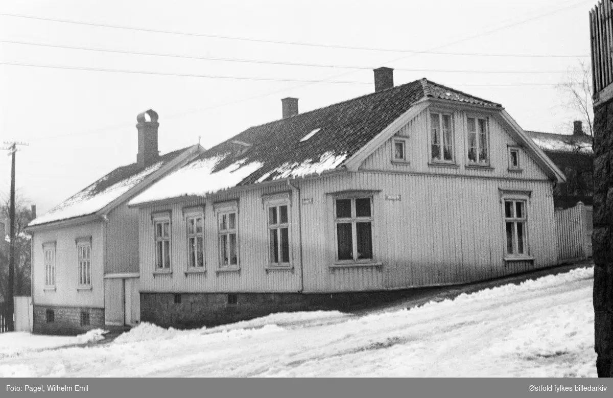 Gateparti fra Fredrikstad, hjørnet Løkkegata og Mellomgaten (idag Arnt Stangebyes gate) vinterstid 1930-40-tallet, antakelig.