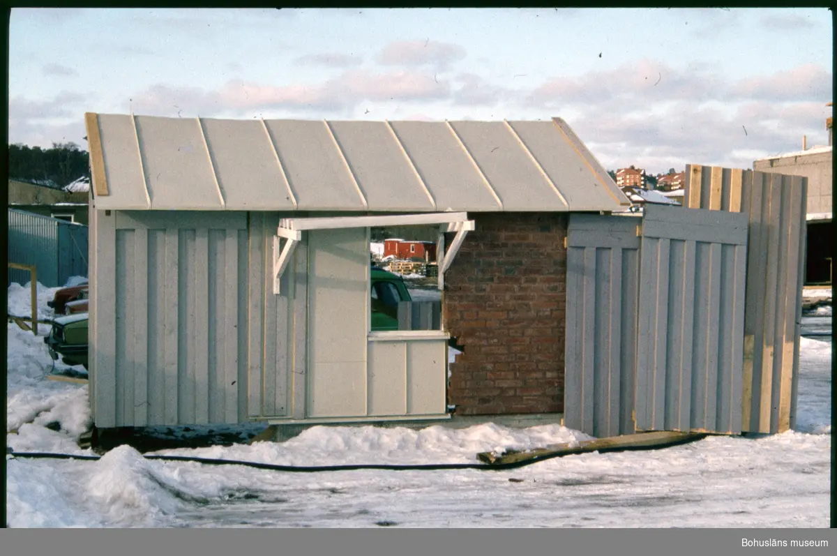 En uppbyggd fasaddel med exempel på material som används i bygget.