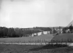 Från gamla Kalmarvägen med utblick mot Hamraviken i sjön Järnlunden. På höjden till vänster skymtar Hamra gård. Bild från omkring år 1900. Missprydnaden förklaras av emulsionsskada.