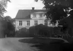 Ett fördunklat motiv ur Linköpingsfotografen Didrik von Essens samling vi inte lyckats lokalisera. En ståndsmässig gård, sannolikt i Östergötland. Foto omkring år 1900.