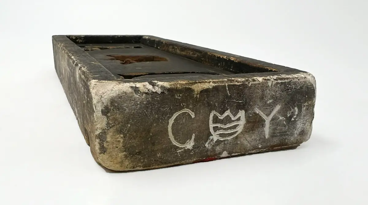 Gjutformar av gips, 2 st:
Gjutform A: 10 x 24,5 cm. Märkt: C krona Y. 
Gjutform B: 11 x 26,5 cm. Märkt: S krona A B.