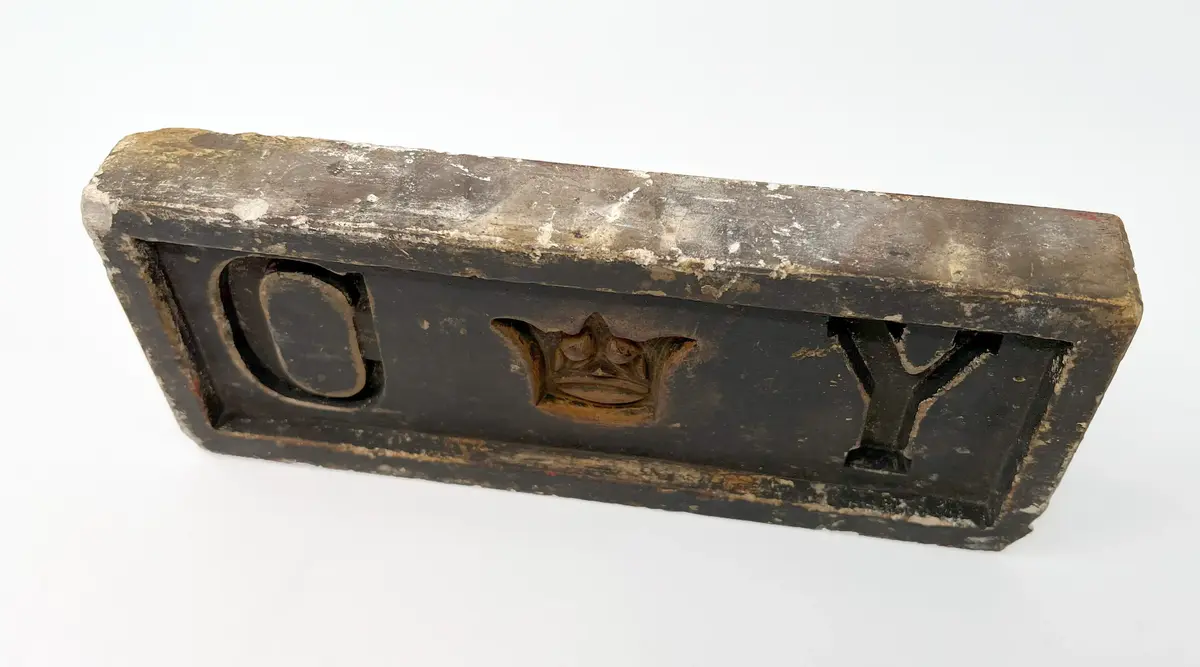 Gjutformar av gips, 2 st:
Gjutform A: 10 x 24,5 cm. Märkt: C krona Y. 
Gjutform B: 11 x 26,5 cm. Märkt: S krona A B.