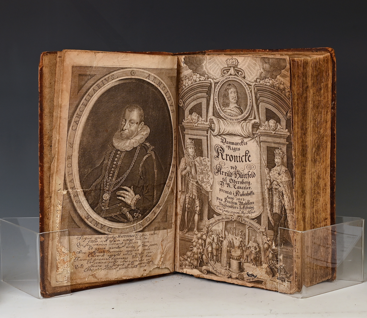 Prot: Huitfeld Arild, Danmarckis Rigis Krønicke. Anno 1652. Kbhv. Fol. 2 stikk + 3 bl. + 1 tresnitt (burtrivi) + 841 a.  (I same bok og band) Huitfeld, Den Geistlige Histori affver alt Danmarckis Rige etc... Kbhv. Aar MDCLIII. Fol. 3 bl. + 114 s. (som tillegg i same bok) Do, En Historiske Beskriffvelse, om en Ercke-Biskop udi Lund, som heed Her Jens Brand. I upag. bl. + Register offver Bispernis Chrönika, 21 upag. bl. Gamalt heiller av folioutgaava; tom. II vantar.