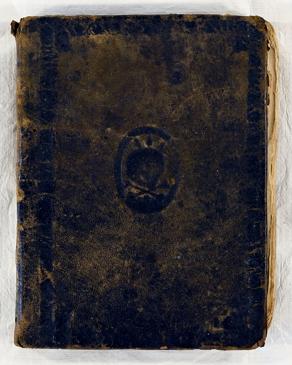 Prot: Willards Nielsen, Guds Børns Reysebog, eller Ligprædiken over Jytte Høg... Kbhv. 1661.
Defekt bok i 4 to (s. 39-240), dei seinste bladi noko skadde av varme. Innbundi med trepermar og heilskinnband med blindprent paa sidune. Baade paa fyrste perm og seinste forsats hev same skribenten skrive og med paa lag same innhald. Paa seinste forsats stend: "Anno 1663 den 19 Januarij Bleff denne bog mig Foræret aff Ærlig seht och velforstandige Mand Christian Christophersønn soren schriffurer i Øst-fieldet (Her følgjer eit bokpermrim) Actum Nordgaarden den 29 Januarij 1663 Stener Thorsønn Egen Haand"