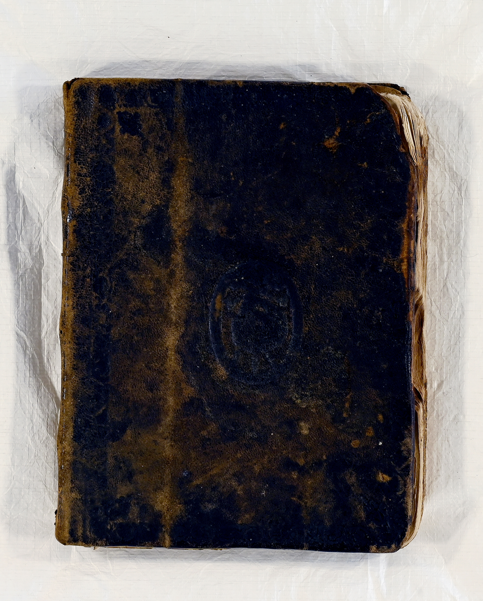 Prot: Willards Nielsen, Guds Børns Reysebog, eller Ligprædiken over Jytte Høg... Kbhv. 1661.
Defekt bok i 4 to (s. 39-240), dei seinste bladi noko skadde av varme. Innbundi med trepermar og heilskinnband med blindprent paa sidune. Baade paa fyrste perm og seinste forsats hev same skribenten skrive og med paa lag same innhald. Paa seinste forsats stend: "Anno 1663 den 19 Januarij Bleff denne bog mig Foræret aff Ærlig seht och velforstandige Mand Christian Christophersønn soren schriffurer i Øst-fieldet (Her følgjer eit bokpermrim) Actum Nordgaarden den 29 Januarij 1663 Stener Thorsønn Egen Haand"
