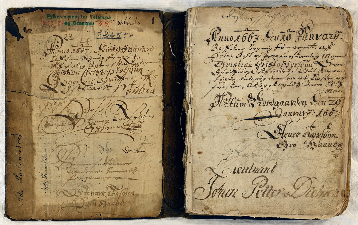 Prot: Willards Nielsen, Guds Børns Reysebog, eller Ligprædiken over Jytte Høg... Kbhv. 1661.
Defekt bok i 4 to (s. 39-240), dei seinste bladi noko skadde av varme. Innbundi med trepermar og heilskinnband med blindprent paa sidune. Baade paa fyrste perm og seinste forsats hev same skribenten skrive og med paa lag same innhald. Paa seinste forsats stend: "Anno 1663 den 19 Januarij Bleff denne bog mig Foræret aff Ærlig seht och velforstandige Mand Christian Christophersønn soren schriffurer i Øst-fieldet (Her følgjer eit bokpermrim) Actum Nordgaarden den 29 Januarij 1663 Stener Thorsønn Egen Haand"