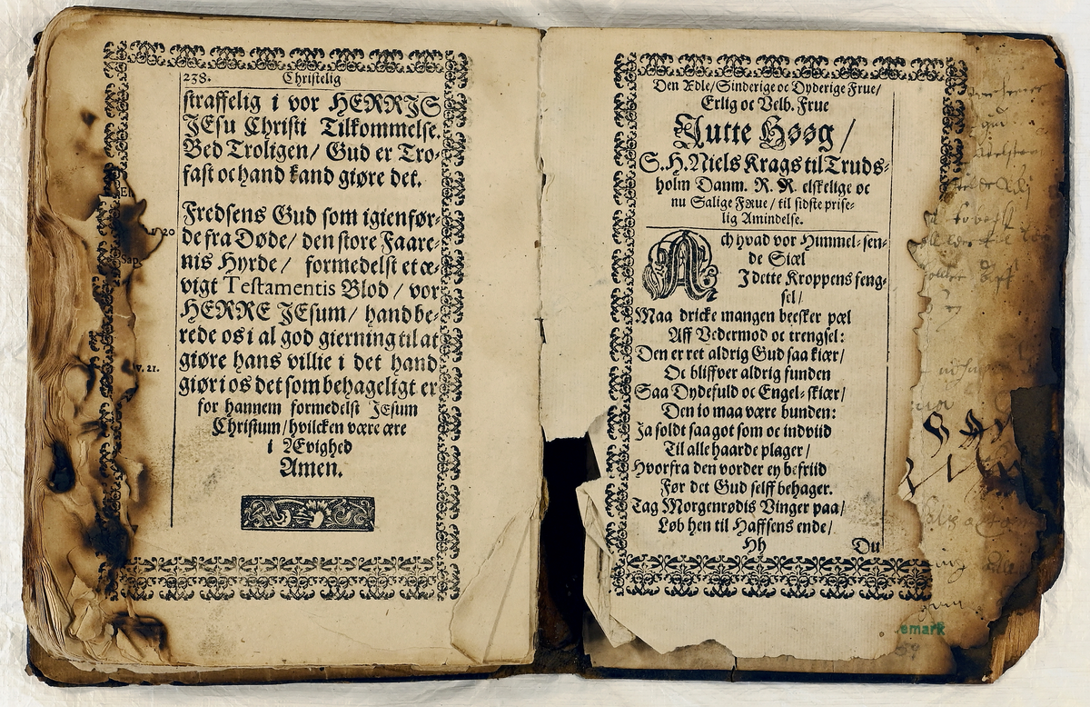 Prot: Willards Nielsen, Guds Børns Reysebog, eller Ligprædiken over Jytte Høg... Kbhv. 1661.
Defekt bok i 4 to (s. 39-240), dei seinste bladi noko skadde av varme. Innbundi med trepermar og heilskinnband med blindprent paa sidune. Baade paa fyrste perm og seinste forsats hev same skribenten skrive og med paa lag same innhald. Paa seinste forsats stend: "Anno 1663 den 19 Januarij Bleff denne bog mig Foræret aff Ærlig seht och velforstandige Mand Christian Christophersønn soren schriffurer i Øst-fieldet (Her følgjer eit bokpermrim) Actum Nordgaarden den 29 Januarij 1663 Stener Thorsønn Egen Haand"