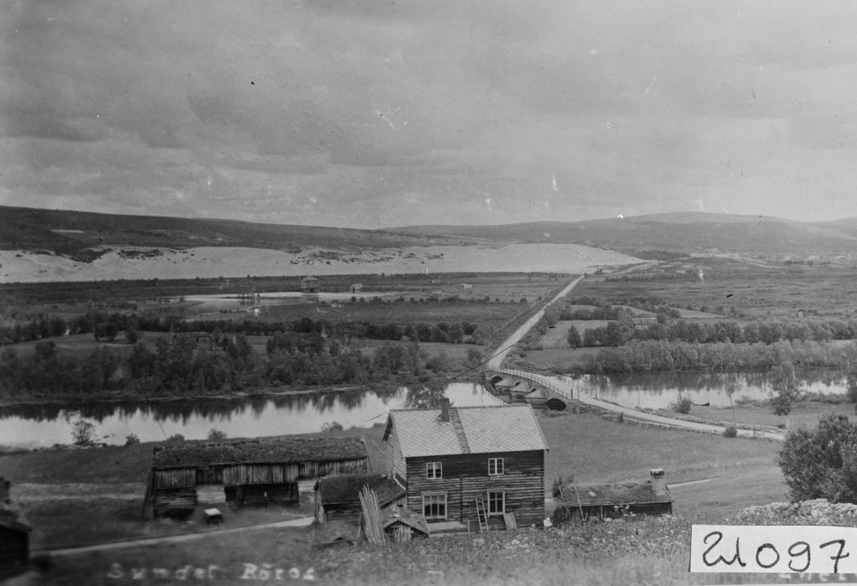 Søndre Sundet sett fra vest med gamle Sundbrua, Glåma, Håan og Kvitsanda i bakgrunnen. Ute ved Håan sees kobberverkets torvhus og båtnaust