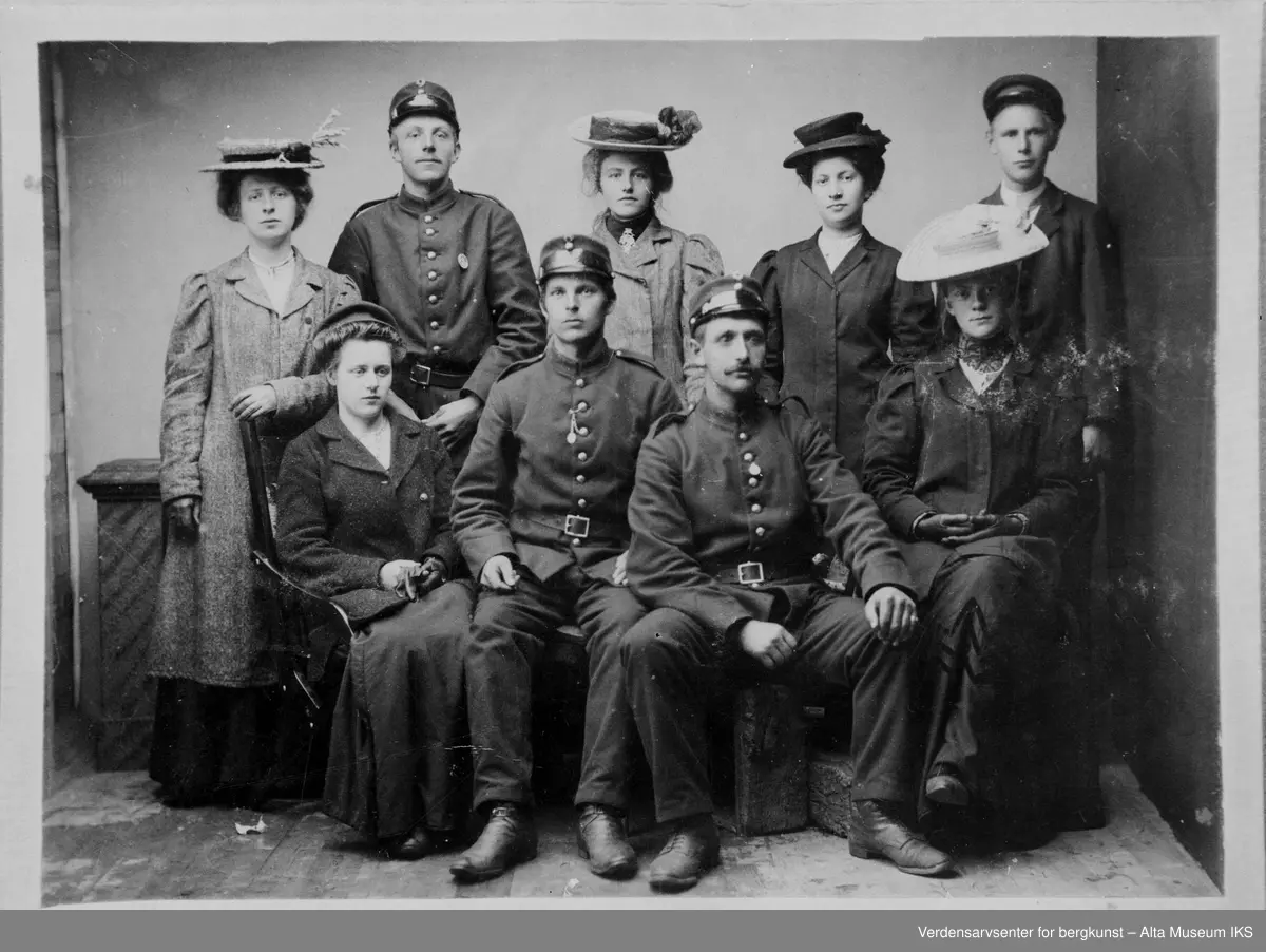Gruppebilde av fem kvinner og fire menn, ungdommer, Tverrelvdalen, i uniformer og kjoler.
Avbildet bak fra venstre: Ingeborg Mardal, g. Sætrum, Ole Bakken, Ragne Bakken, Signe Romsdal, Lauritz Sætrum (Flyttet til USA).
Forran fra Venstre: Louise Mardal, Oluf Mansverk, Ole Rapp (Amerikansk statsborger født i Langfjord), Anna Sætrum (søster til Lauritz).