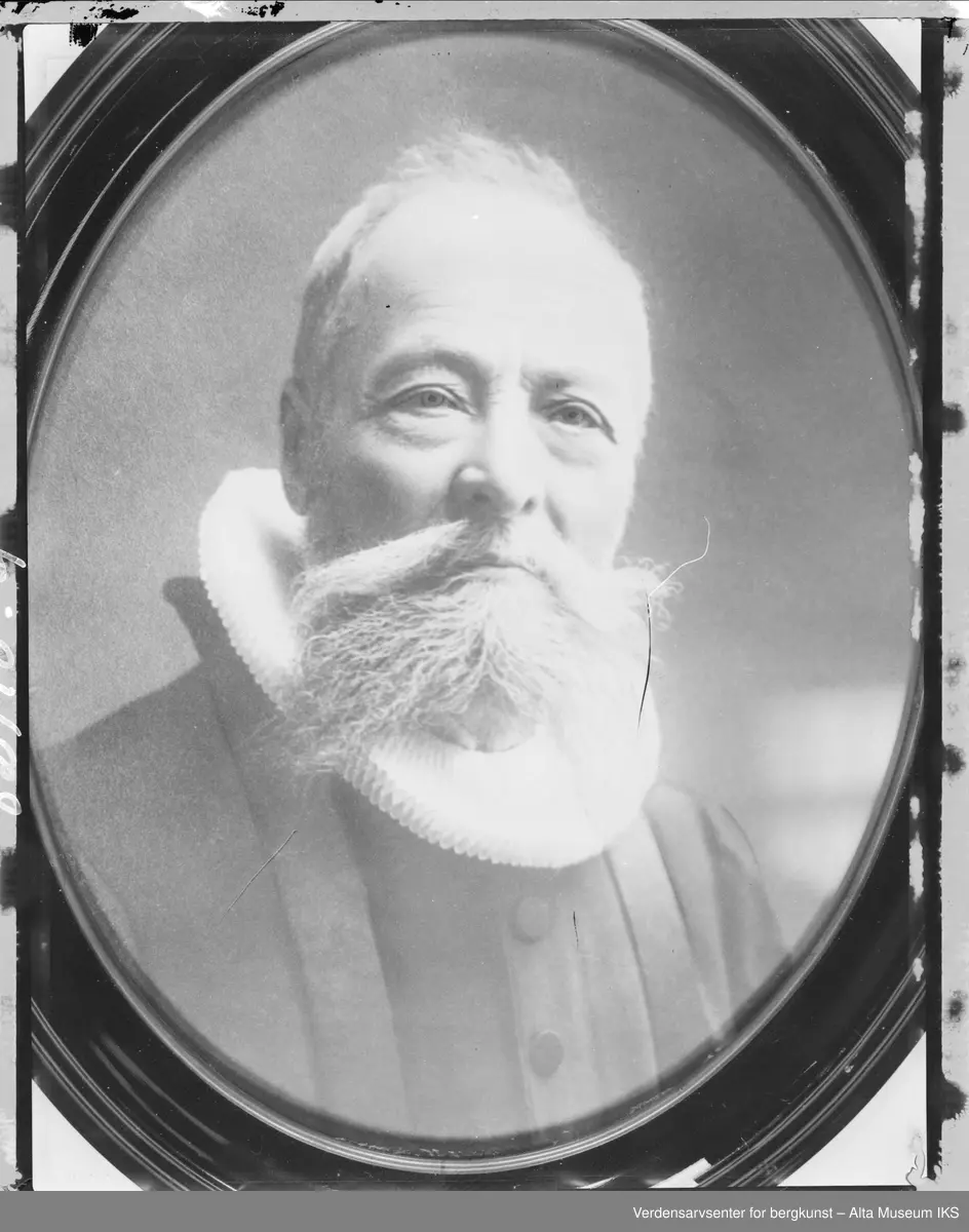 Portrett av sogneprest i Talvik Kirke (1870-1877) Ludvig Kristoffer Olavius Strømme. Kledd i prestekrage og kjole.