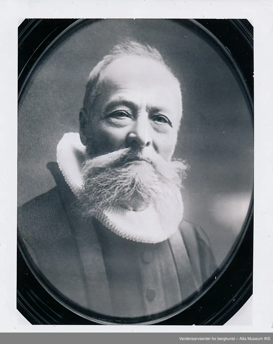 Portrett av sogneprest i Talvik Kirke (1870-1877) Ludvig Kristoffer Olavius Strømme. Kledd i prestekrage og kjole.
