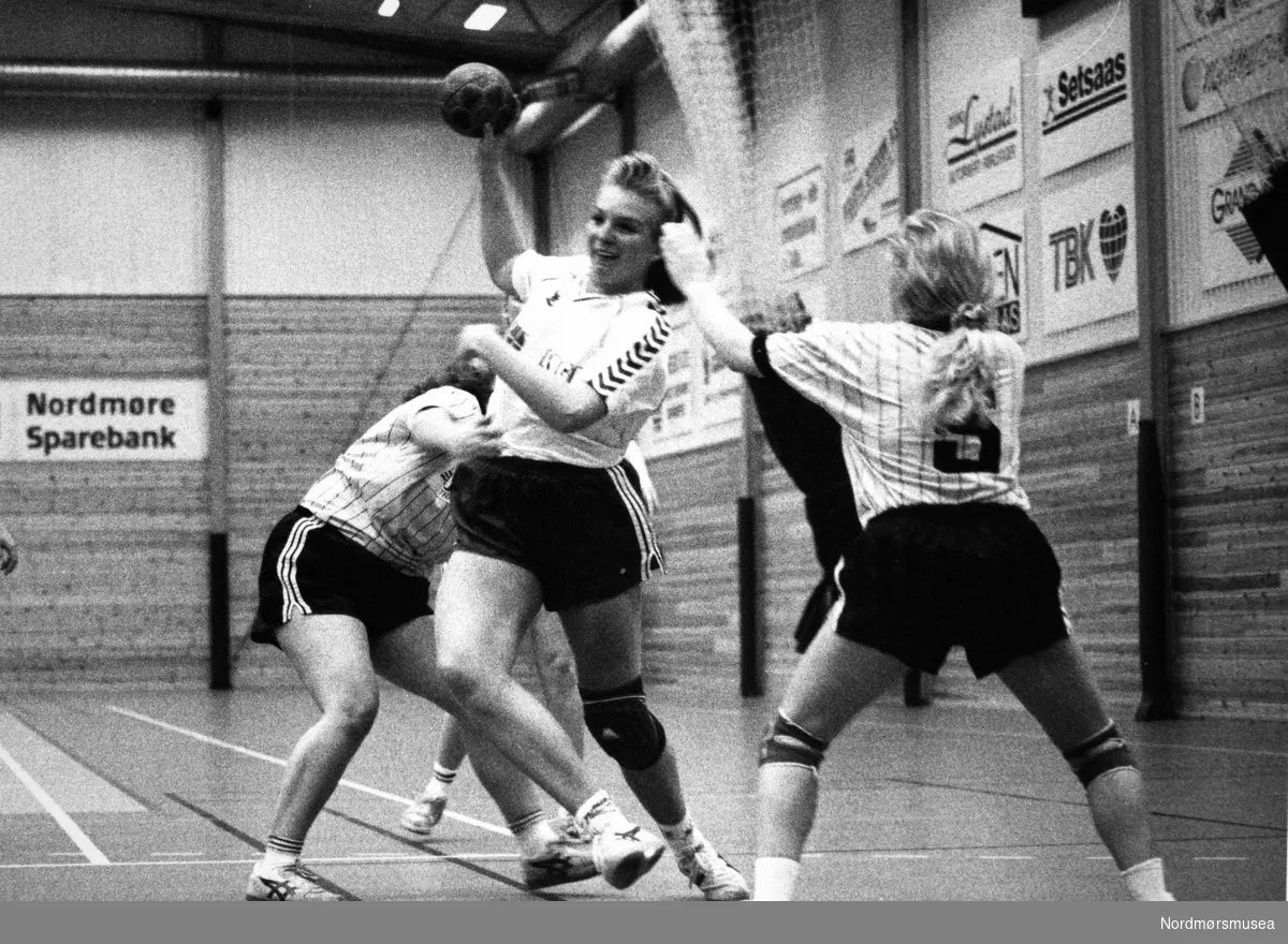 Marianne Dahl. Håndballspiller. Håndballkamp. Dato ukjent, men trolig begynnelsen av 1990. Bildet er fra avisa Tidens Krav sitt arkiv i tidsrommet 1970-1994. Nå i Nordmøre museums fotosamling.