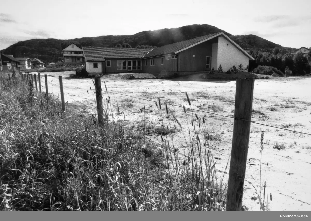 Dale barnehage. Trolig omkring 1990. Bildet er fra avisa Tidens Krav sitt arkiv i tidsrommet 1970-1994. Nå i Nordmøre museums fotosamling.