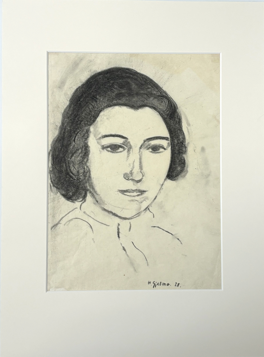 Bryststykke, en face, av ung kvinne. Kvinna er ette alt å  dømme Caroline Juul Jørstad som Gjesme budde hos i 1928 på Østre Aker i Oslo. Ho var dotter av soknepresten i Aurland som Gjesme hadde portrettert i Vangen kyrkje i 1923. Slektningen Hans Tomter har bekrefta at det er ho etter samanlikning med fotografi.