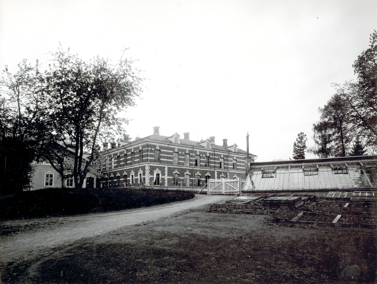 Ålderdomshemmet på Falkenberg med tillhörande sjukhus. Huset är nu ombyggt till studentlägenheter.