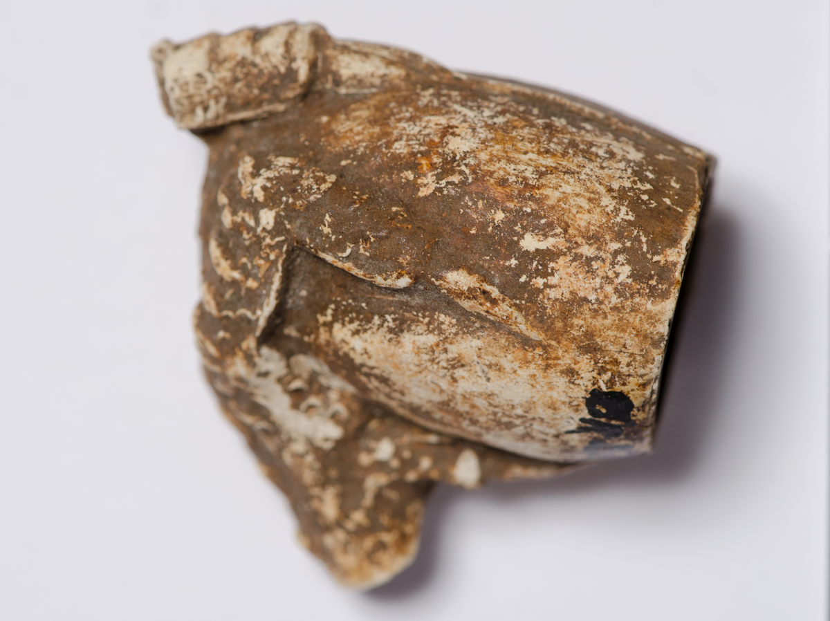 Krittpipe med dekor i relieff på hode, dyremotiv?. 3 deler.