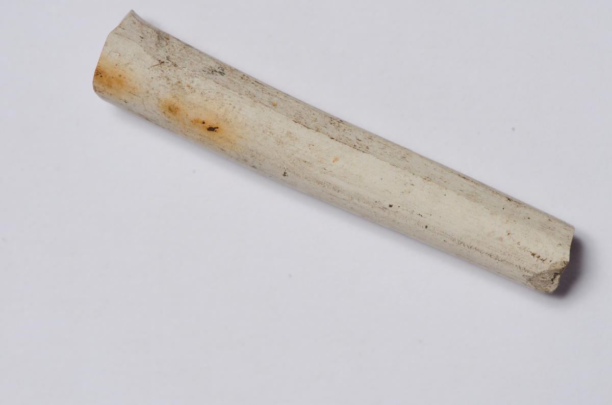 Krittpipe med dekor i relieff på hode, dyremotiv?. 3 deler.