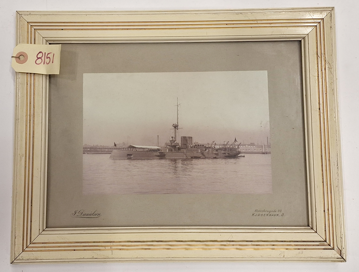 Pansarbåten SVEA i Köpenhamn 1898. Fotografi i ram.
Grå passpartout, vit räfflad ram.