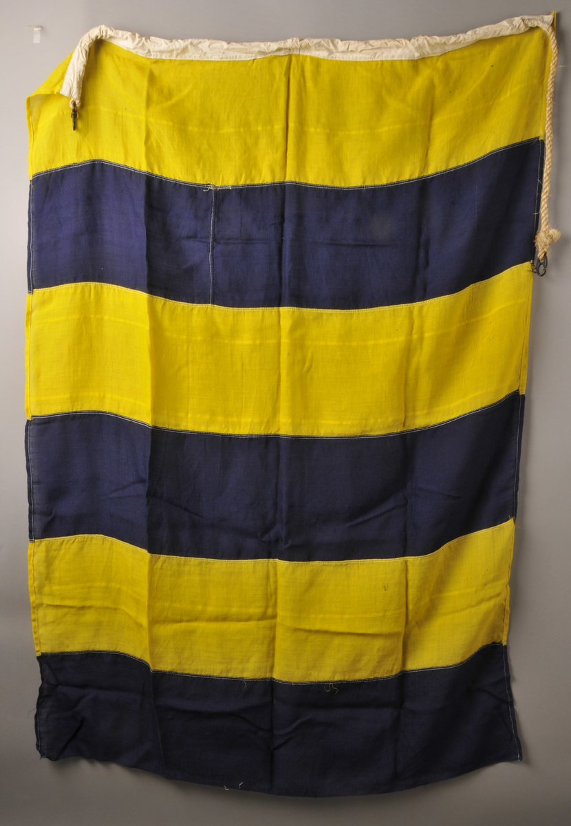 Signalflagg G
Bra vedlikeholdt
3 gule og 3 marineblå felt.