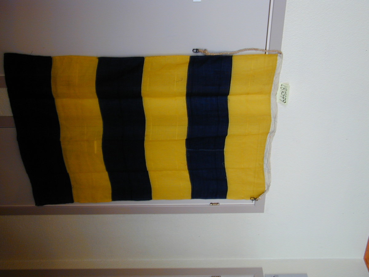 Signalflagg G
Bra vedlikeholdt
3 gule og 3 marineblå felt.