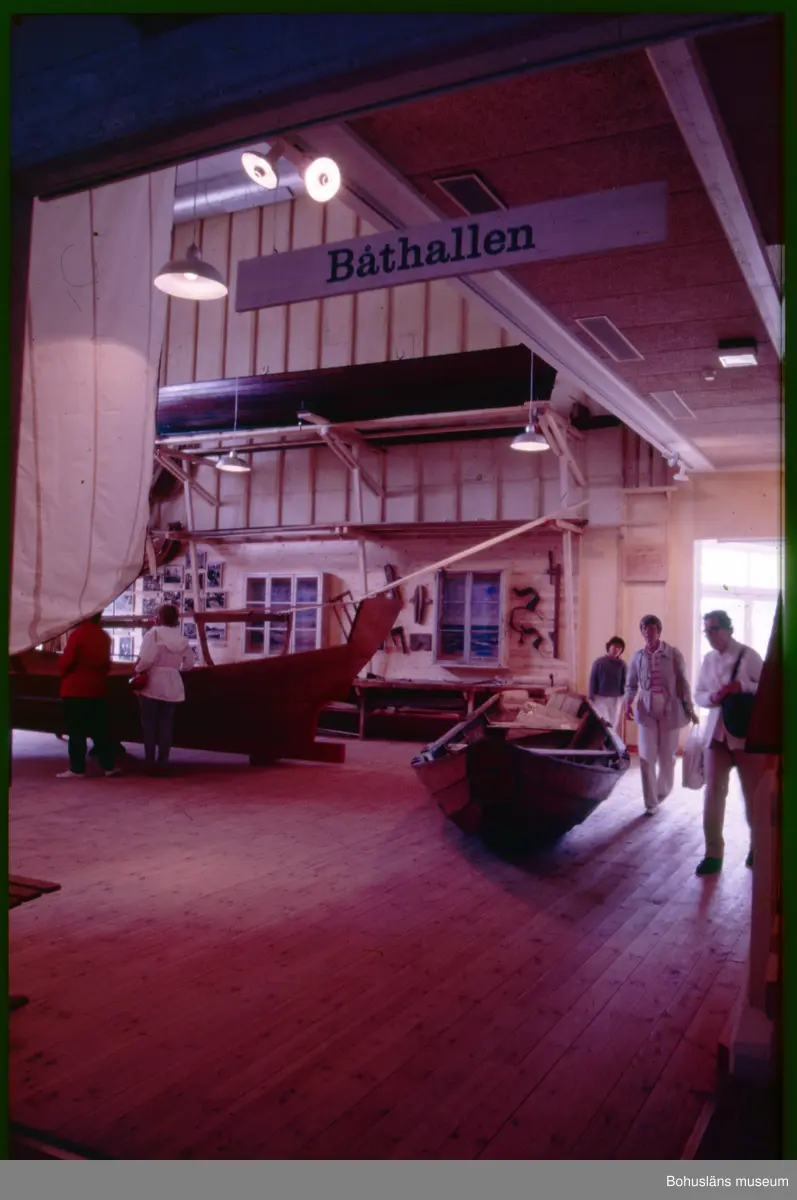 Besökare i Västerhallen på Bohusläns museum.