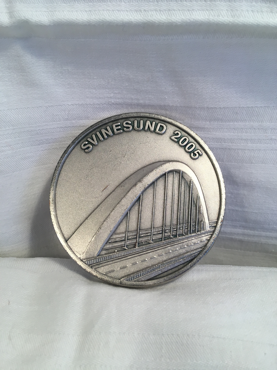 Minnemedaljong: åpning Svinesundsforbinnelsen 2005.