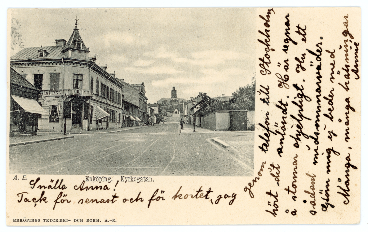 Motiv: Kyrkogatan, Enköping. Vykortet är poststämplat den 23/6- 1902.