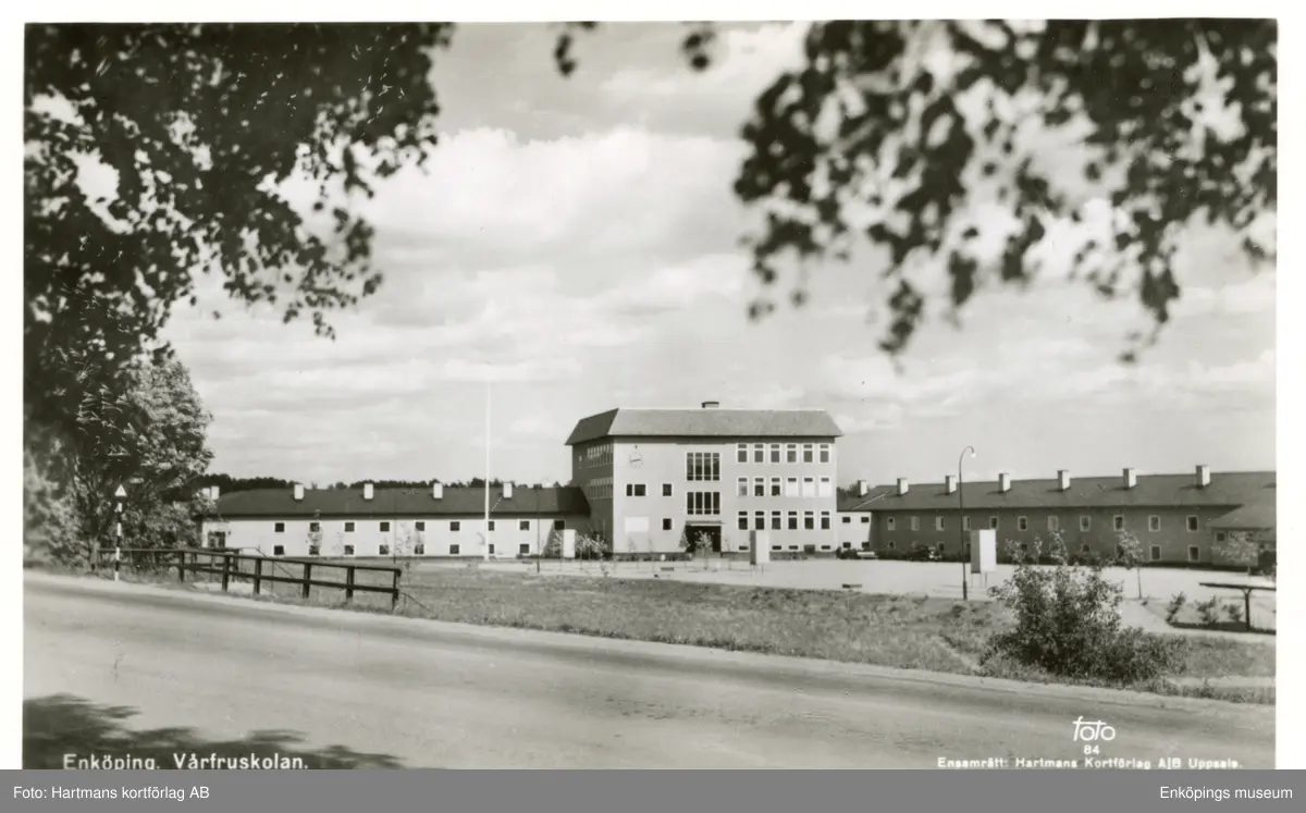 Korsängsskolan, här med namnet Vårfruskolan. Vykortet saknar poststämpel.