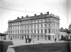 Vy över Stora torget i Linköpings med Stora hotellet som fond. Foto omkring år 1900.