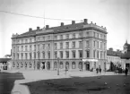 Linköping omkring förra sekelskiftet. Stora hotellet var då nära 50 år och hade ersatt stadens gästgivargård. Kort före bilden hade hotellet påbyggts med en fjärde våning.