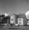 Nedslag i Linköping 1955 med en miljö som komplett försvunnit. Gårdssidan av Nygatan 6 vid gatans skärning med Hamngatan.