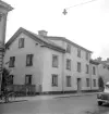 Från en dokumentation av bebyggelsen utmed Kungsgatan i Linköping 1955. Gatans nummer 9 från sydväst.