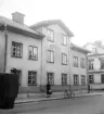 Kungsgatan 13 i Linköping 1955. Från en dokumentation av gatans rivningshotade hus vid tiden.