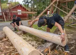Merking av barket sagstokk som skulle splittes i bord på sag