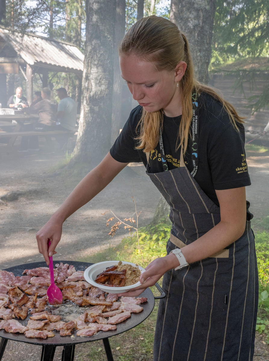Fra De nordiske jakt- og fiskedager 2024, som ble arrangert for 60. gang i perioden 8-11 august på Anno Norsk skogmuseum på Elverum, Innlandet. Emilie Herberg Samuelsen serverer flesk og motti på Sølensjøtunet.