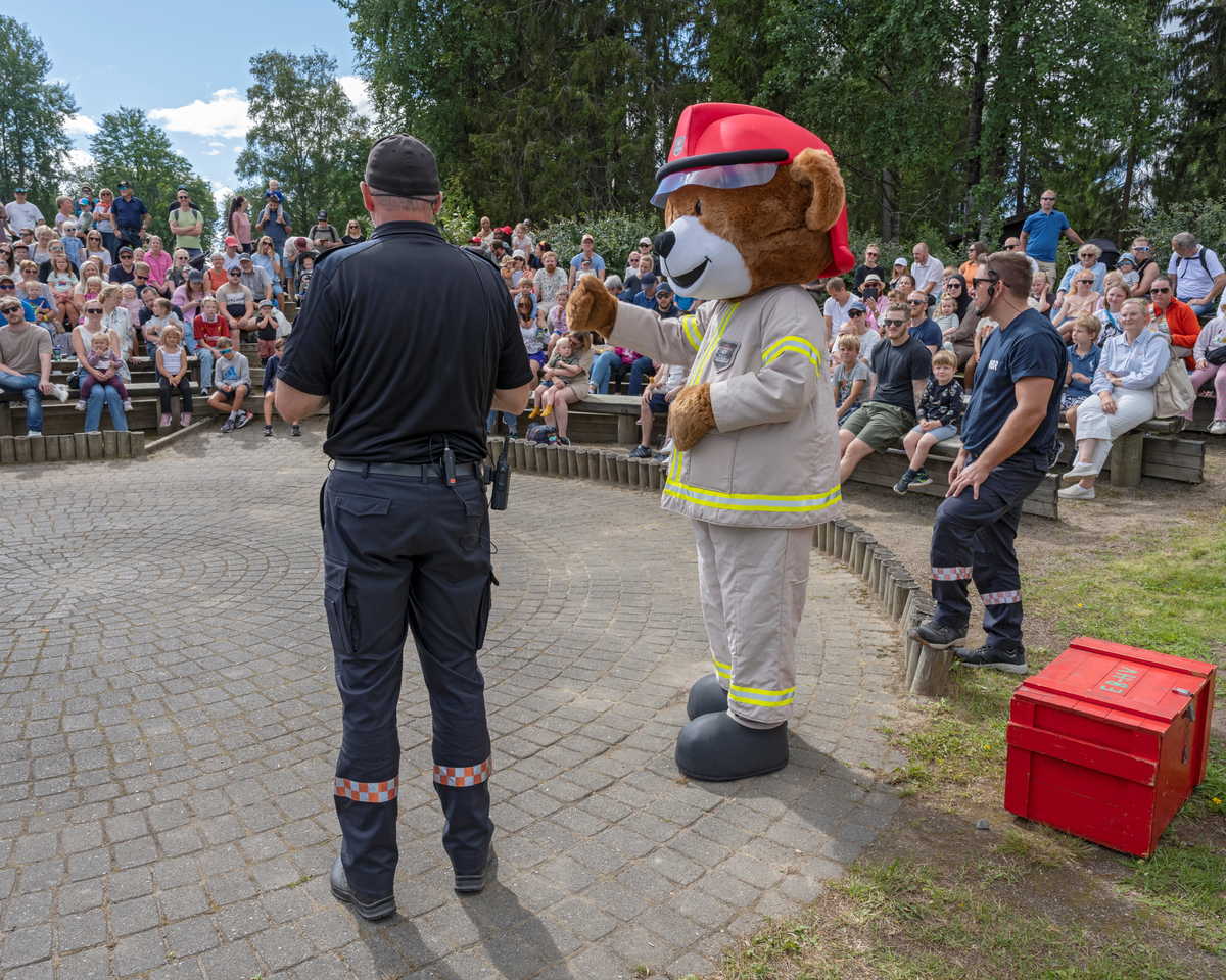 Fra De nordiske jakt- og fiskedager 2024, som ble arrangert for 60. gang i perioden 8-11 august på Anno Norsk skogmuseum på Elverum, Innlandet. Brannbamsen Bjørnis med show i amfiet.