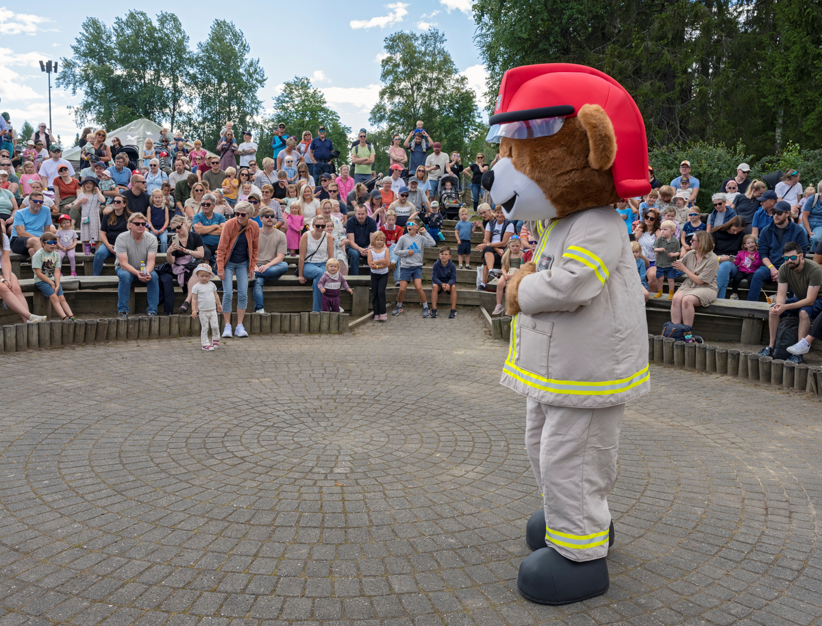 Fra De nordiske jakt- og fiskedager 2024, som ble arrangert for 60. gang i perioden 8.-11. august på Anno Norsk skogmuseum på Elverum, Innlandet. Dette fotografiet viser brannbamsen Bjørnis under et show for arrangementets yngste gjester i i museets friluftsamfi.