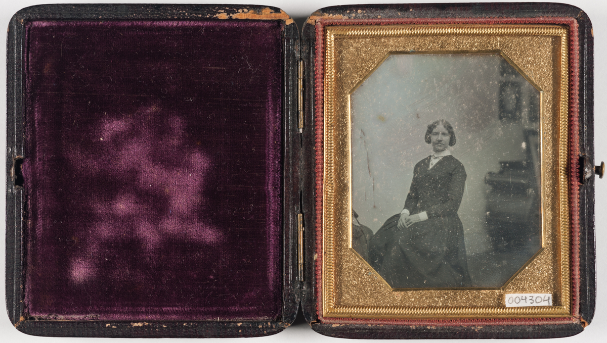Daguerreotypi: Portrett av den svenske operasangeren Jenny Lind i et interiør med bilder på veggen i bakgrunnen.