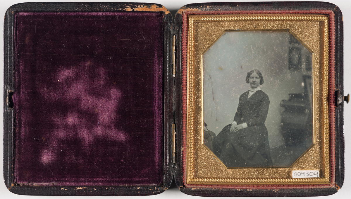 Daguerreotypi: Portrett av den svenske operasangeren Jenny Lind i et interiør med bilder på veggen i bakgrunnen.