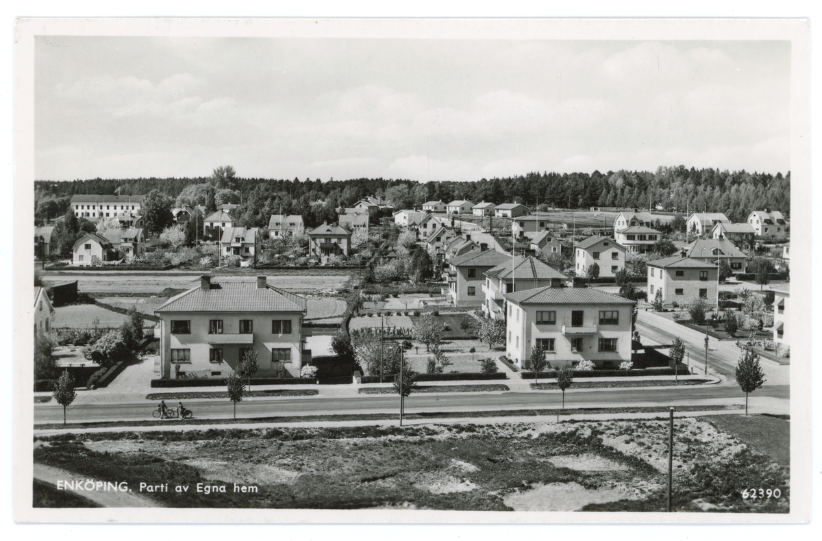 Parti av egna hem, Enköping. Vykortet har en oläslig poststämpel.