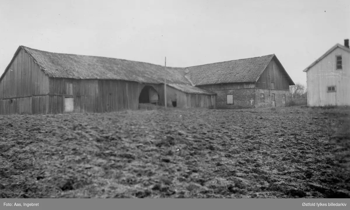 Alvim nord-østre "Klokkergården" 86/1, Tune 1936.
Driftsbygningen med bolighuset og nypløyd mark.