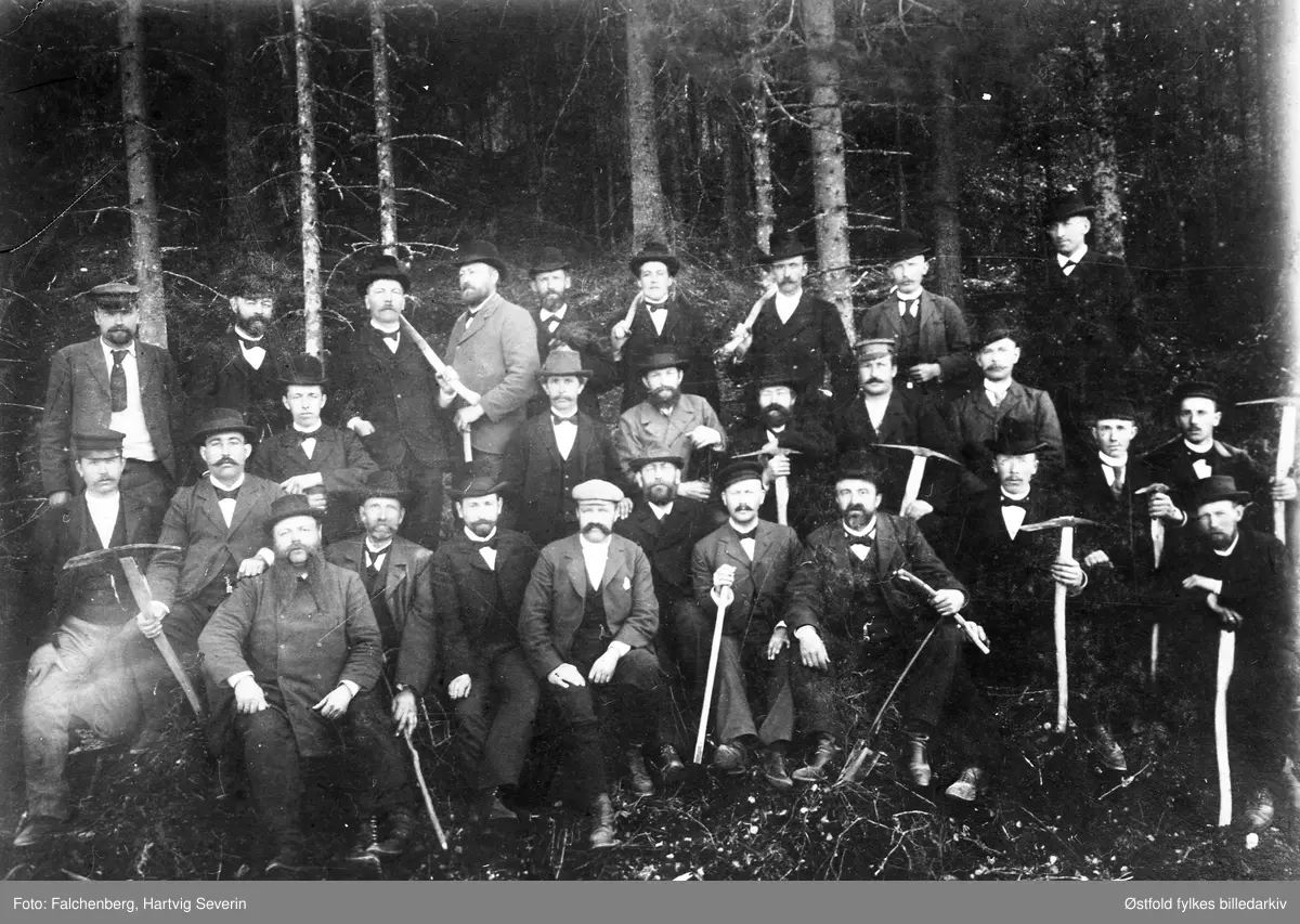 Skogkurs på Sanne i Tune mai 1901.
2. rekke fra venstre: P. A. Næss
Bak ham i 3. rekke: Just Gude Sørensen
Nr. 8 fra venstre foran: Gegers Hauge fra Råde (d. 1954).