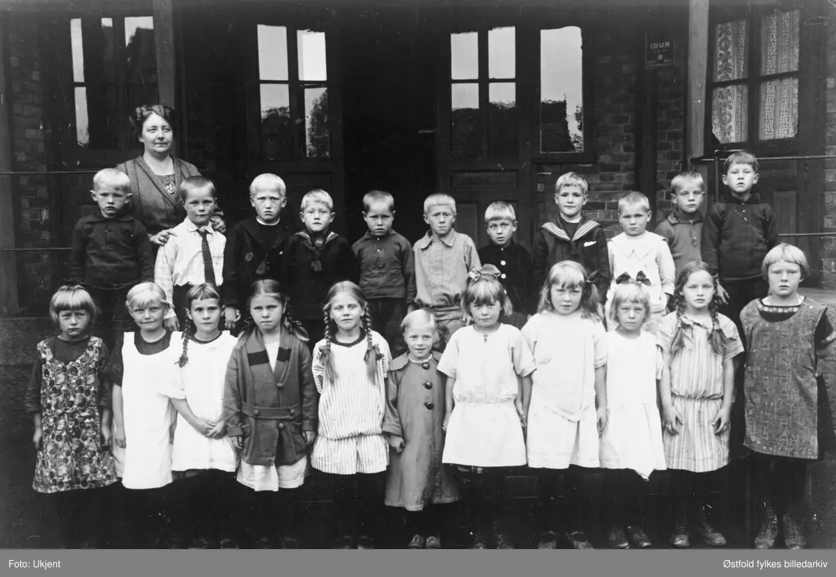 Greåker skole i Tune, 2. klasse med lærerinne Klara Pedersen i 1925.
Første rekke fra venstre: 
Thora Skofteby, Lysy Larsen, Sigrid Ottersen, Ingrid Hansen, Aslaug Råkil, Eli Råde, Solveig Hansen, Solveig Ahlsen, Thora Thoresen, Sigrid Kristiensen, Margrete Thorsen. 

Andre rekke fra venstre: 
Nils Bakke, William Sten Olsen, Johan Petter Næss, Jørgen Jørgensen, Nils Hansen, John Dalen, Evald Pettersen, Asbjørn Larsen, Ole Petter Christiansen, Arne Thoresen, Olaf Thomassen.